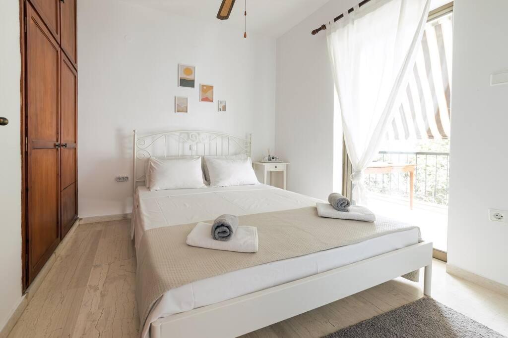 Seaside Escape Apartment Saronida Экстерьер фото